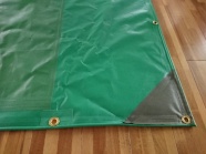 前側ハトメをフックにひっかけるため補強して強力なハトメを打つ